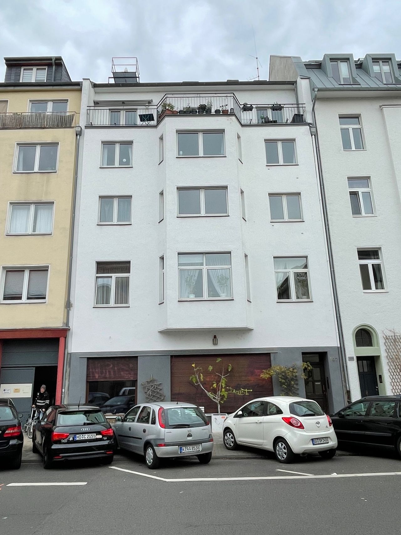 Modernized 2-room apartment in the heart of Cologne - prime location in the multicultural “Südstadt” neighborhood