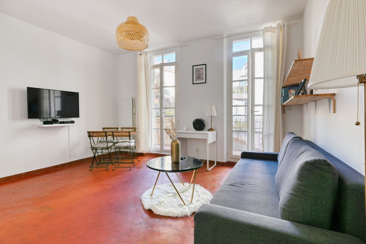 Apartment with balcony in a lively area of Marseille