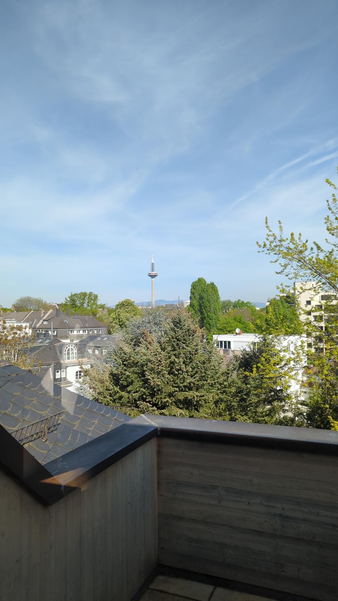 Dreamlike living in the heart of Frankfurt: Bright 2-room attic apartment in top location with lush light incidence