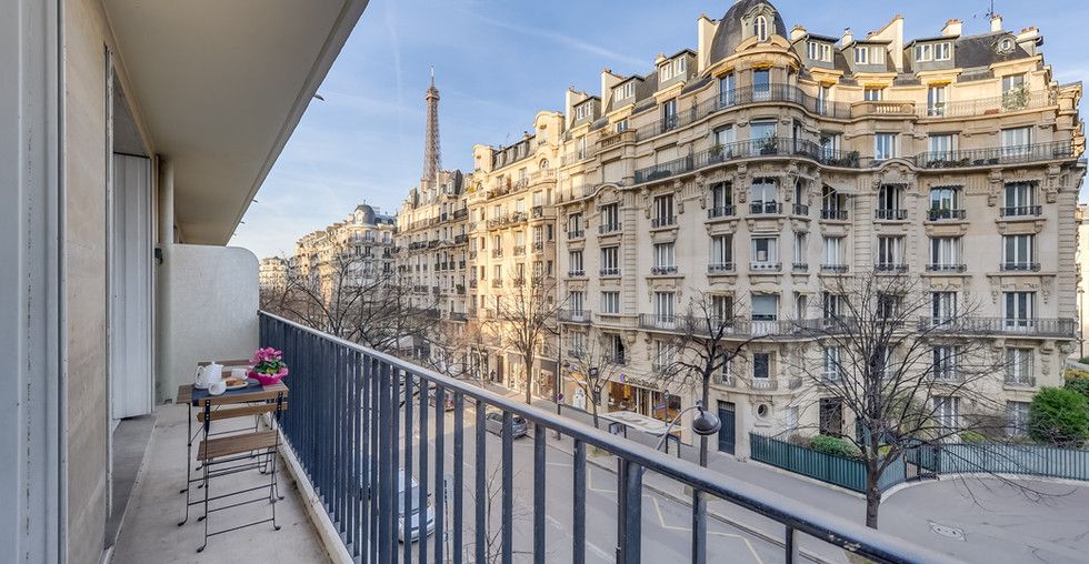 Elegant 2-Bedroom Apartment with Eiffel Tower View | 15th District, Paris
