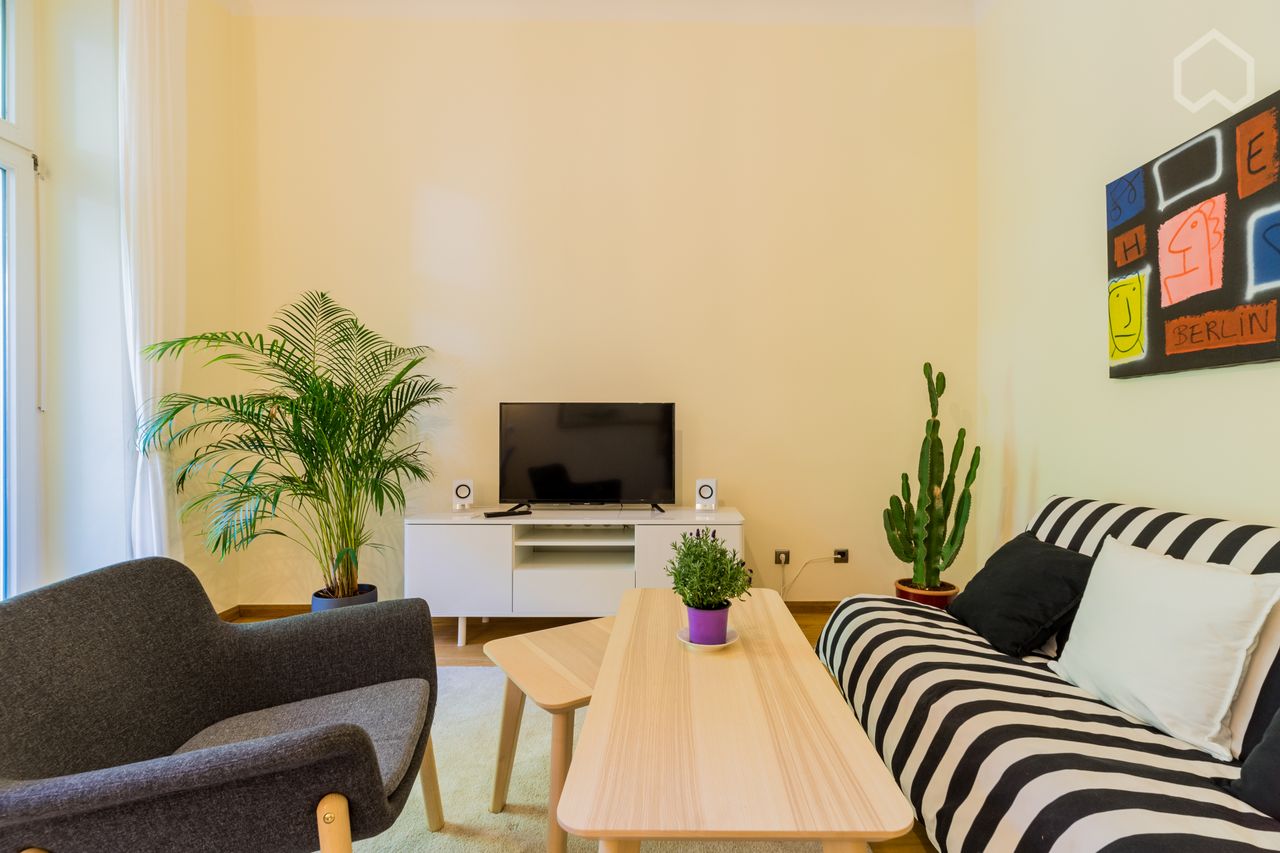 Beautiful, quiet small apartment with private garden into the greenery and still central with optimal transportation links