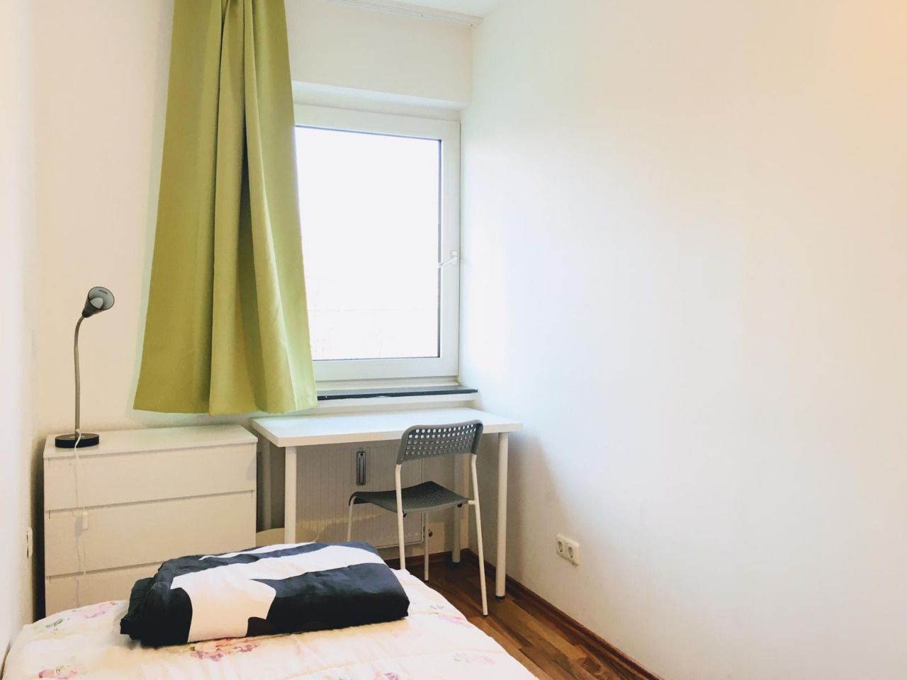 Light furnished room in a WG