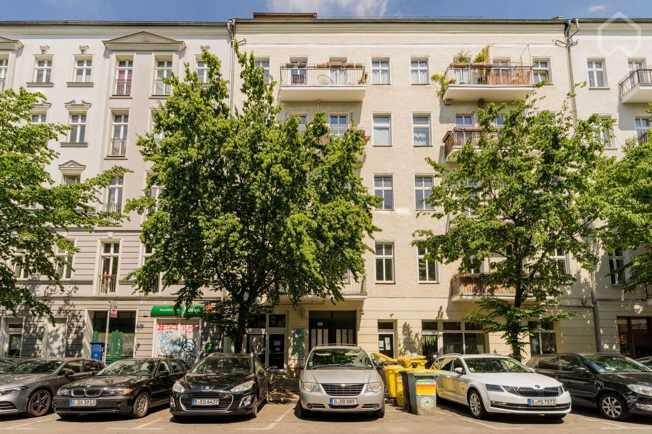 Bright and modern  studio apartment in a quiet backyard - central on a beloved street in the heart of Berlin in Prenzlauer Berg