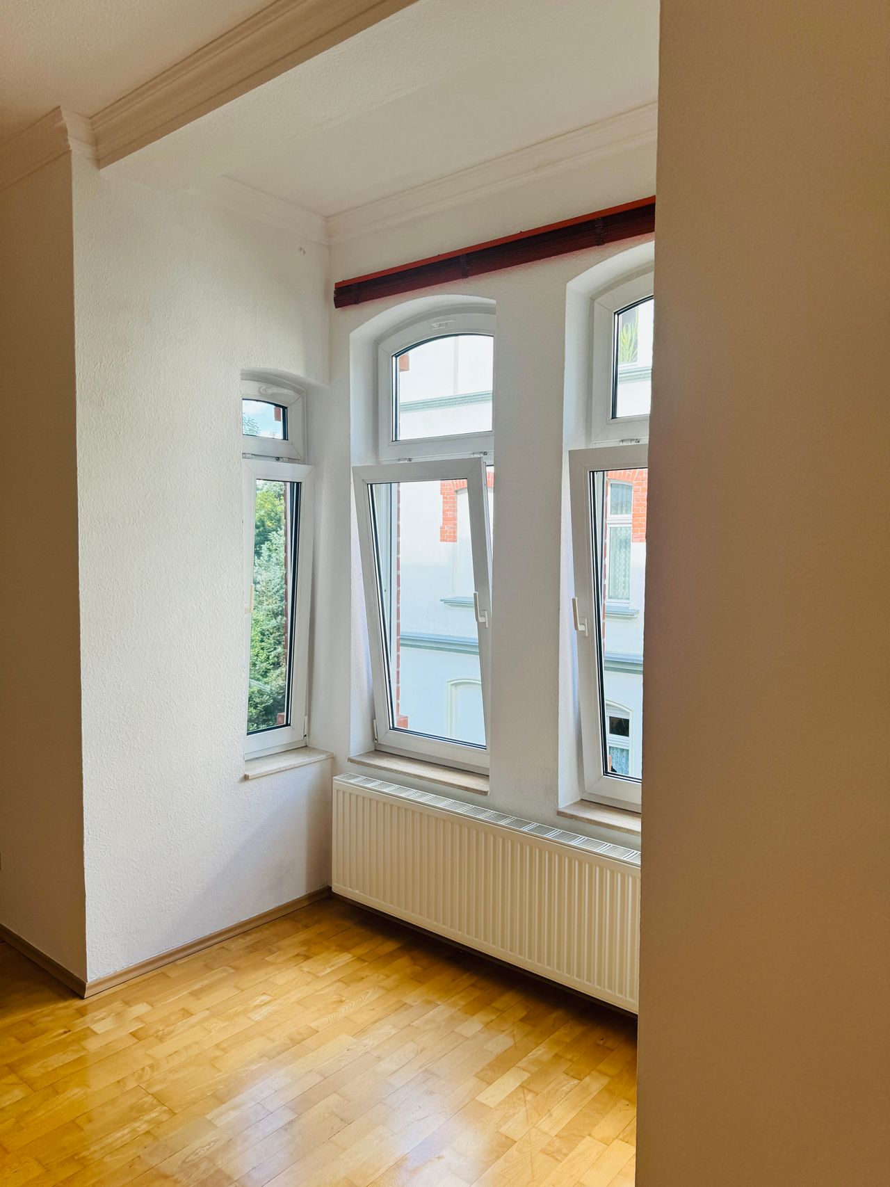 Cozy 2-room apartment with fireplace & fitted kitchen near the city center