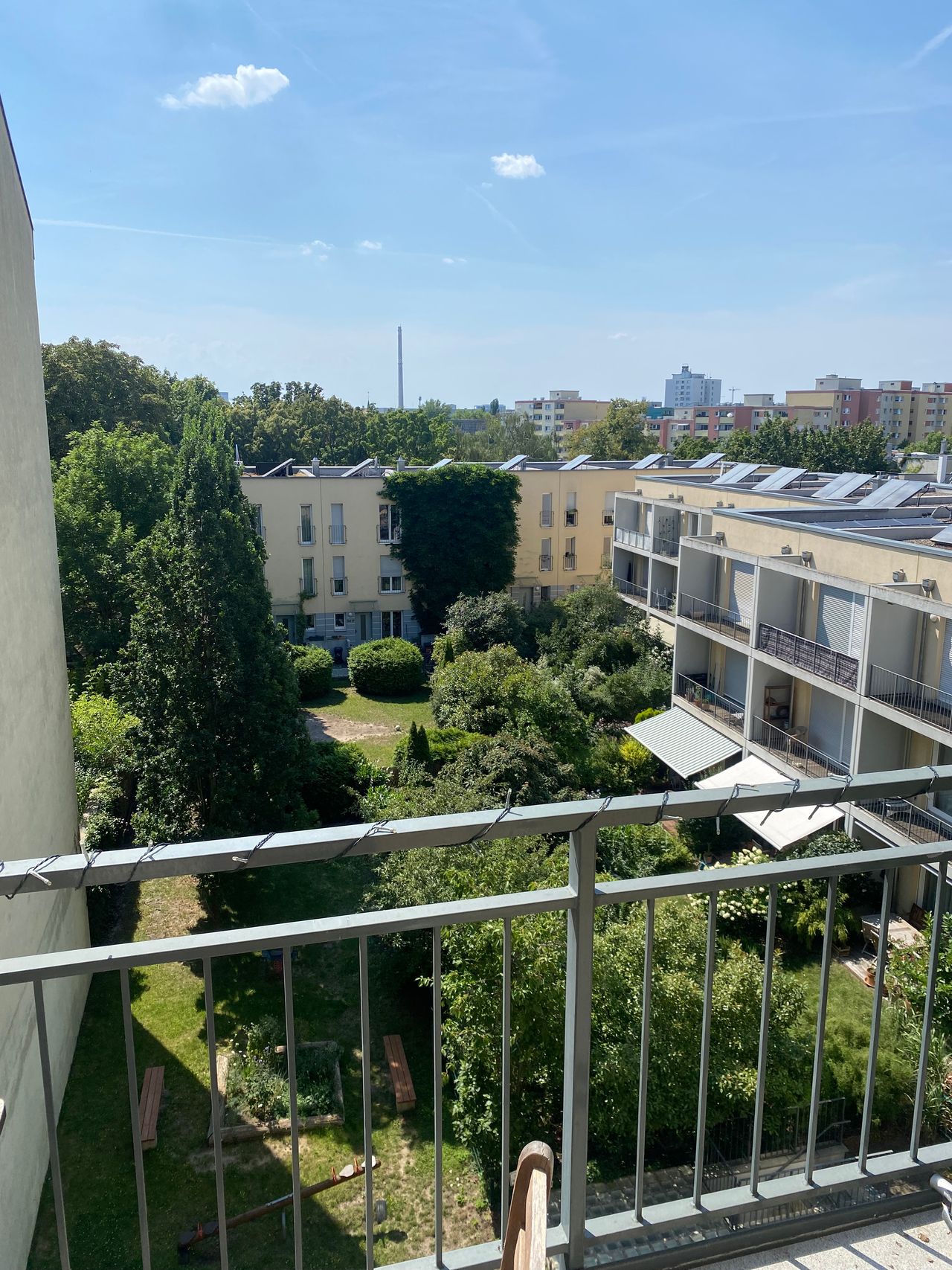 Light-flooded 3 room-apartment with nice view in one of the most beautiful streets of Berlin