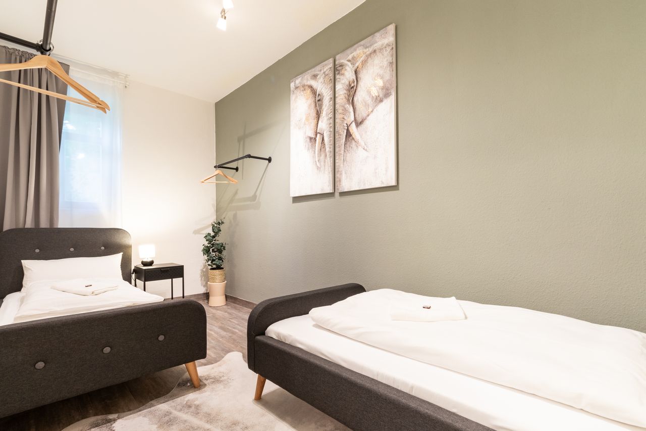 Classic meets modern - stylish accommodation near the train station with a workplace, 2 bedrooms and free coffee and tea