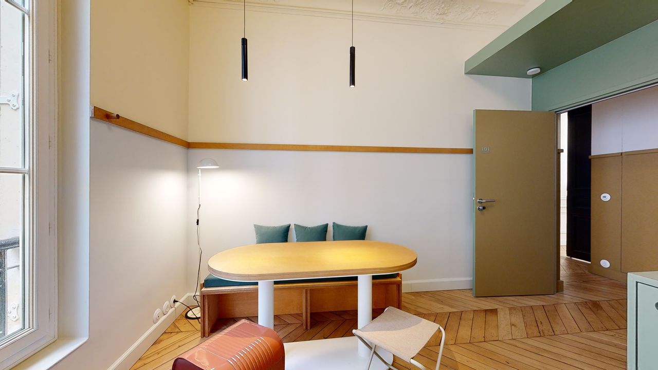 Modern 1-Bedroom Flat in Central Location - Gym, Coworking, and Courtyard Access!
