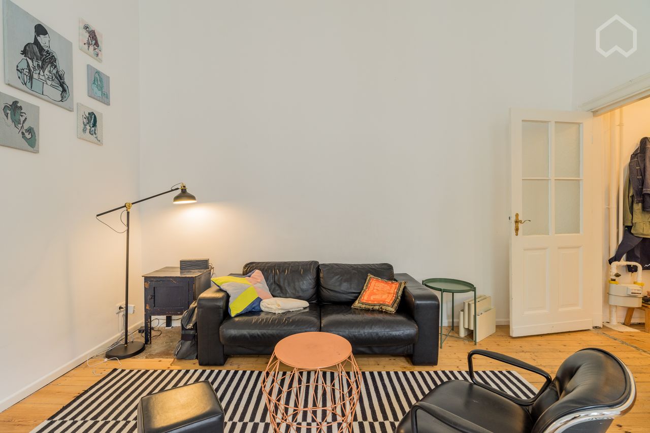 Modern Two Room Apartment In Berlin-Kreuberg | W/ Bath Tub | Altbau