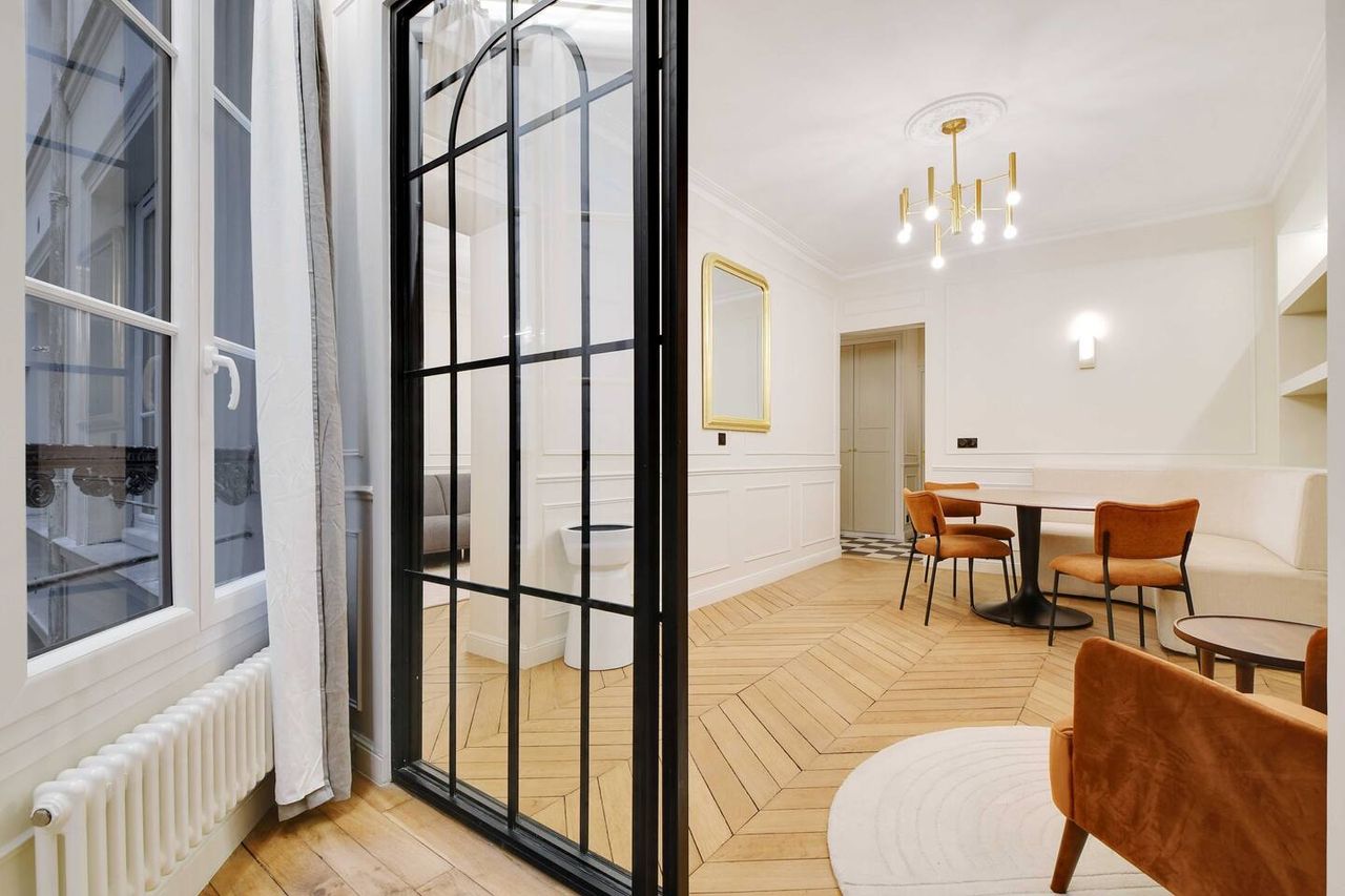 Superb flat for 2 people ideally located in the chic Odeon district on the Rive Gauche in Paris.