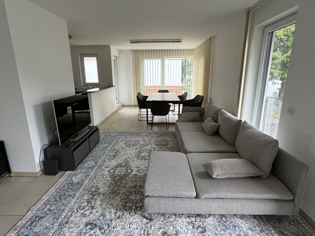Modern furnished flat with plenty of natural light and two balconies