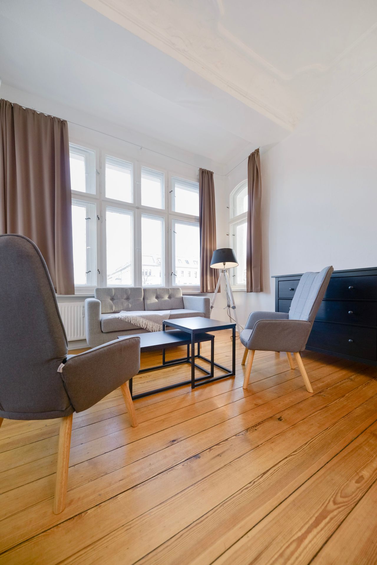 Apartment in traditional building with large living room and view across Greifswalder Strasse