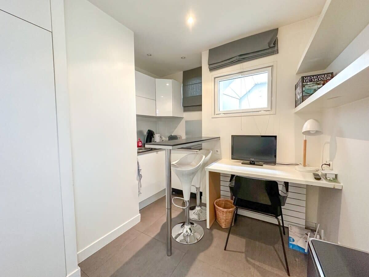 On the ground floor of a building with a courtyard, a fully equipped 20m2 studio in the very chic 16th arrondissement