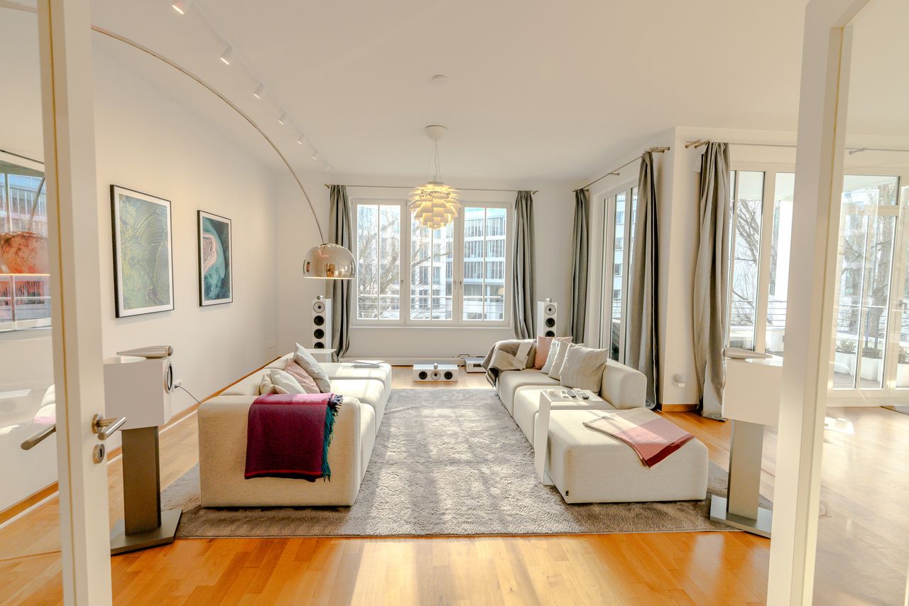 Luxury on 140 m2 / 1500 sq ft with Concierge Service in the central Embassy District