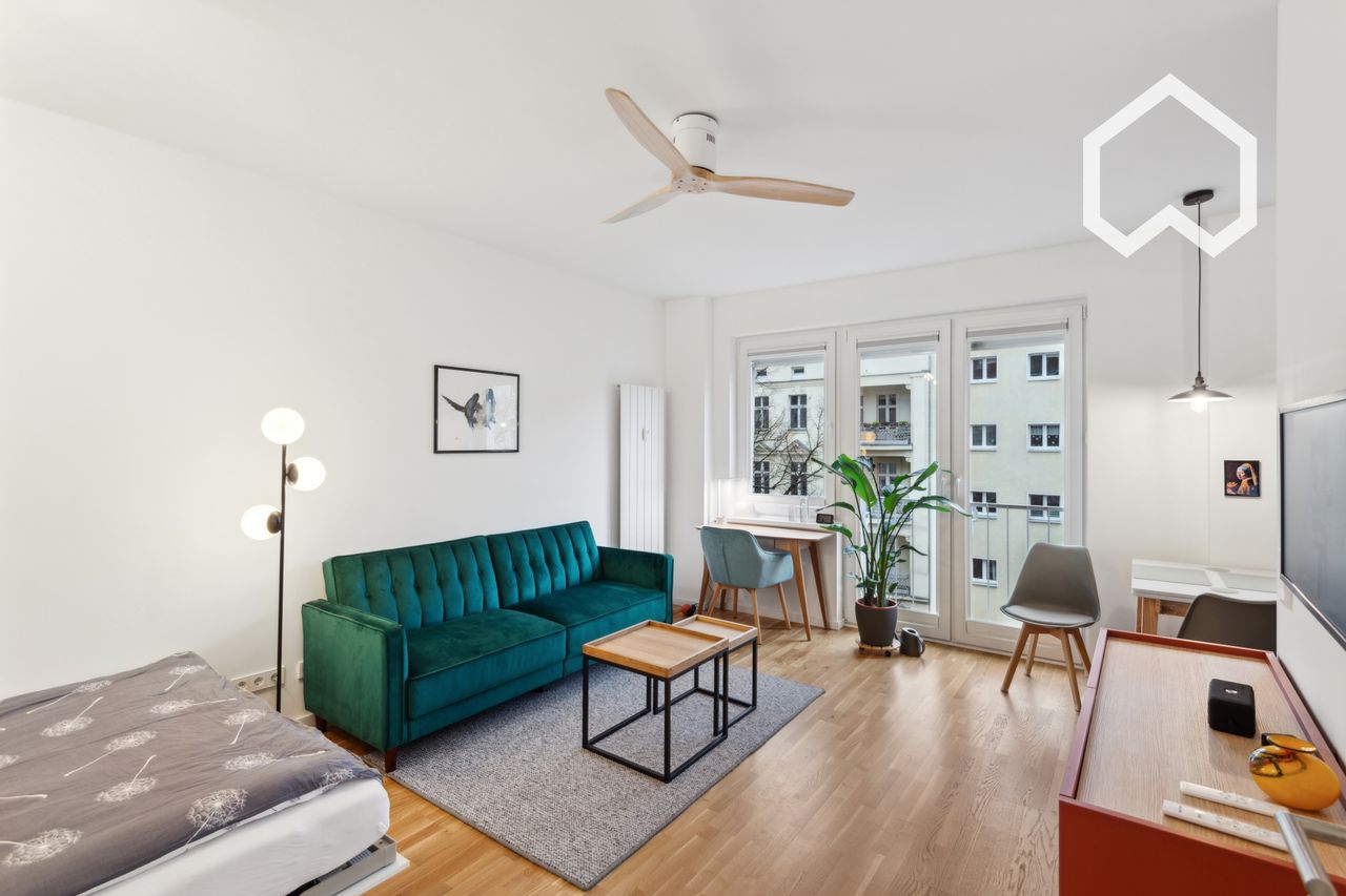 Chic & Modern Studio Apartment at Pariser str in Charlottenburg-Wilmersdorf