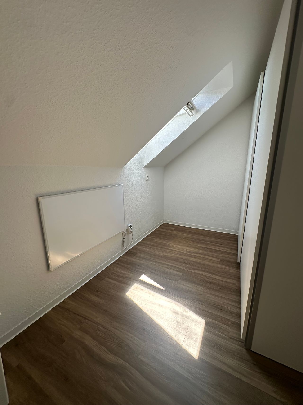 Exclusive apartment with Rhine Tower view | Cleaning included | Double parking space optional | Separate WC