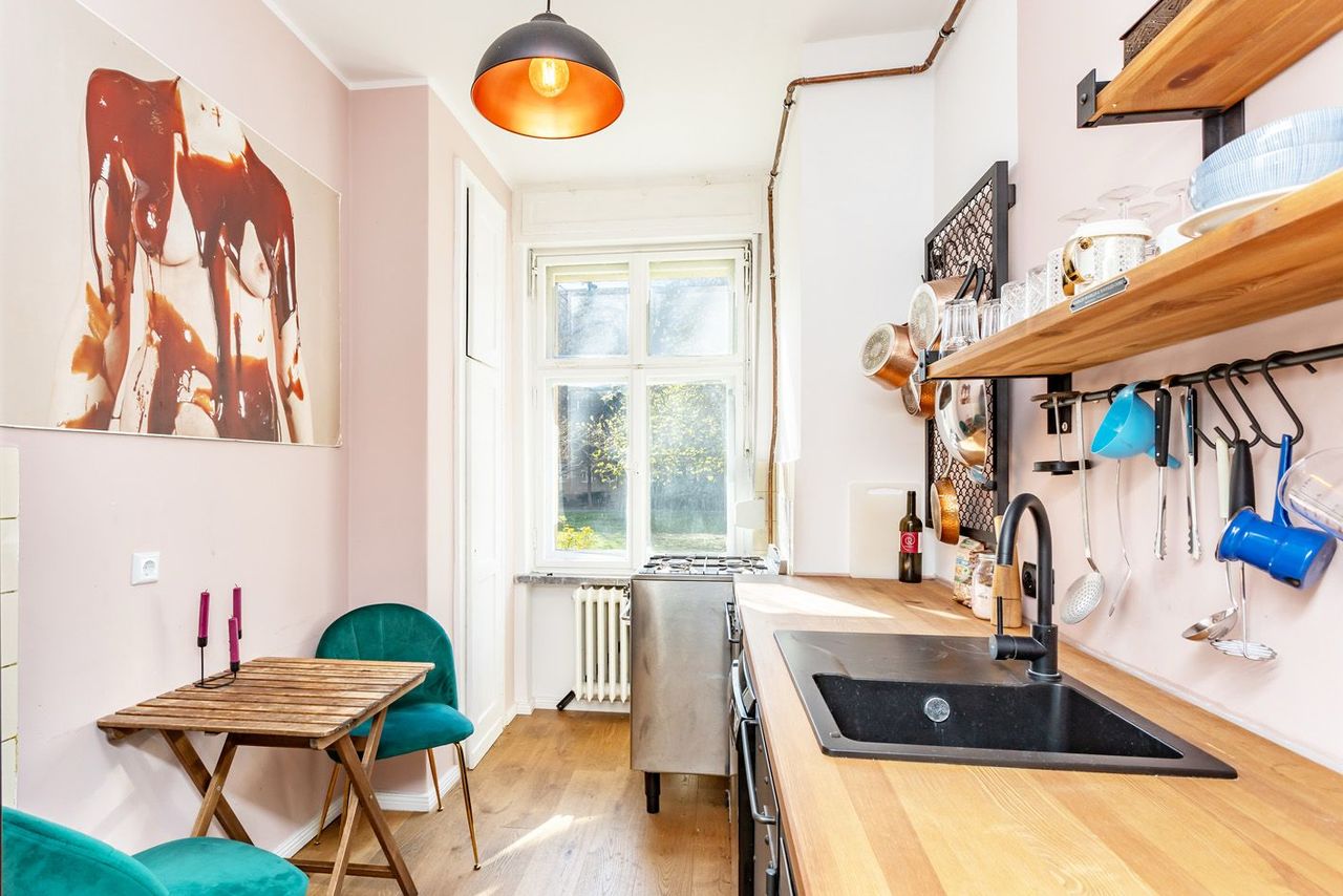 Modern living in a central location with a green retreat - stylish 1-room apartment in the heart of Berlin